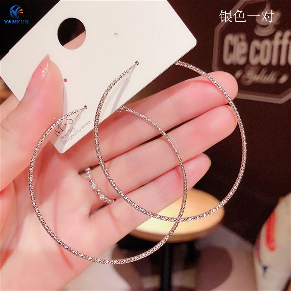 Đôi khuyên tai vòng lớn mỏng đơn giản và hợp thời trang