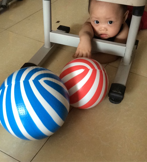 Bóng nhựa sọc xanh và đỏ