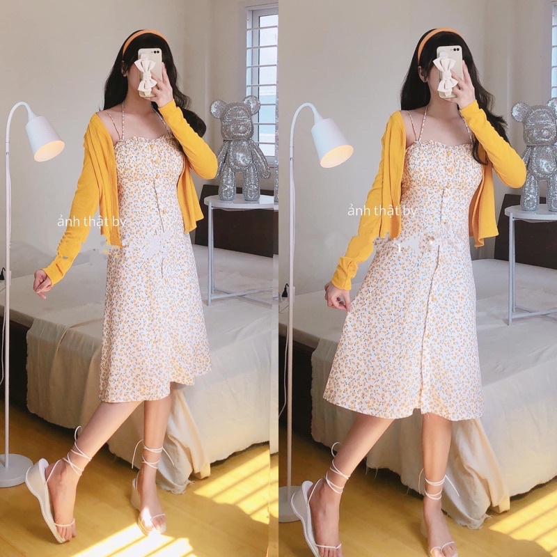 SET Đầm 2 dây cột sau hoa nhí đính nút kèm Áo khoác dệt kim vàng NÀNG CLOSET