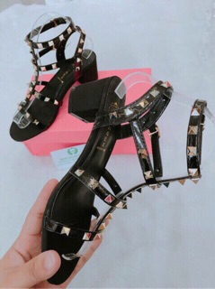 Sandal đinh