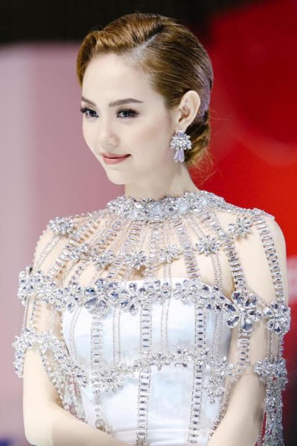 Bông tay đá lấp lánh phạm hương