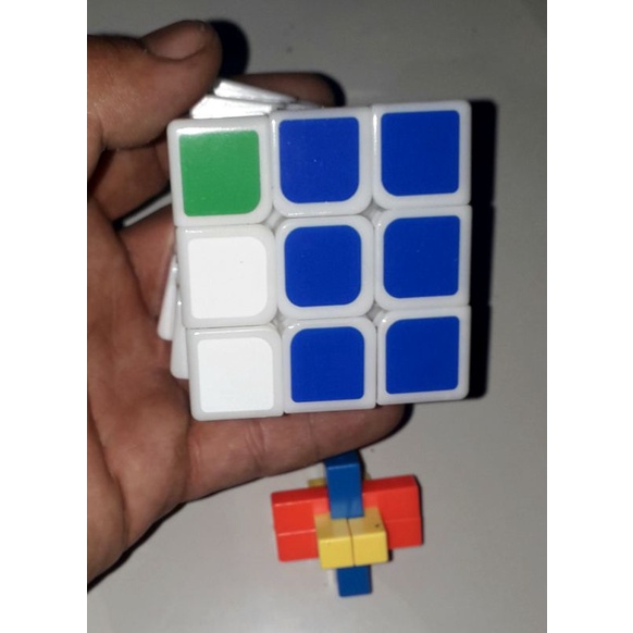 Một cục Rubik 3x3x3 kèm đế trưng bày bằng nhựa xoay rất trơn