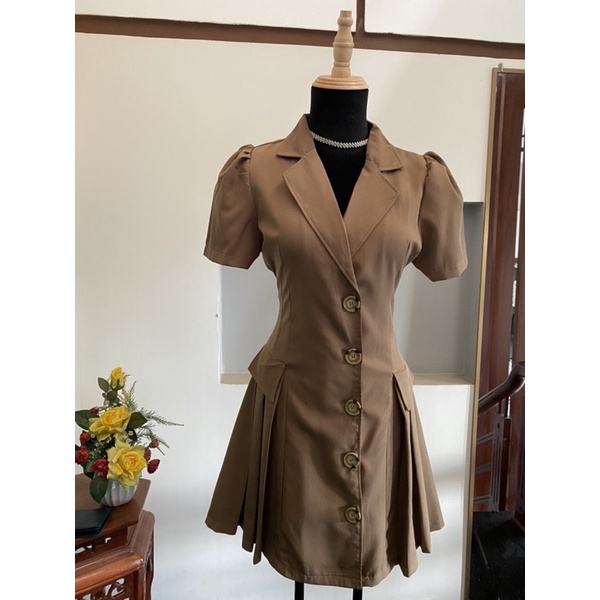 Đầm vest màu nâu tông lạnh