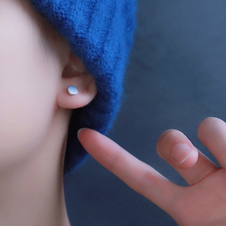 Khuyên tai nam mặt tròn nam nữ LOKI màu bạc đen đơn giản đẹp nhỏ xinh cao cấp cá tính - Hoa Tai Mặt Tròn