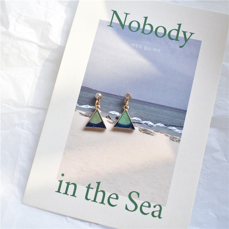 Hoa tai biển xanh hình tam giác