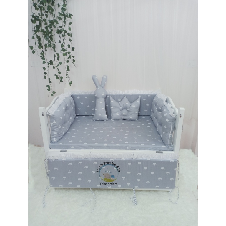 Quây cũi, ga, gối và thú ôm cho bé yêu