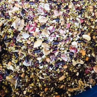 Ngũ cốc dinh dưỡng làm từ 18 loại hạt: các Loại đậu như óc chó hạnh nhân hạt chia hạt điều mà ta yến mạch Ý dĩ hạt sen..