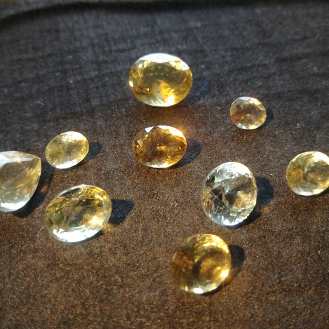 Đá Citrine thiên nhiên 100% cắt giác lên mặt nhẫn ,mặt dây phong thủy. Khách ưng viên nào nhắn tin cho em ạ