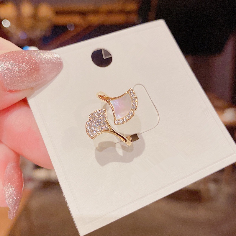 Nhẫn etrendy mạ vàng hình dẻ quạt đính đá zircon sang trọng
