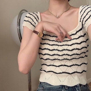 Áo len hoạ tiết cổ vuông