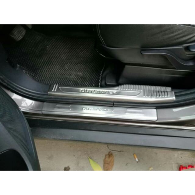 Ốp Bậc Cửa, Nẹp Bước Chân Mitsubishi Outlander 2016 đến 2021 Mẫu Inox Cao Cấp + tặng keo trợ dính