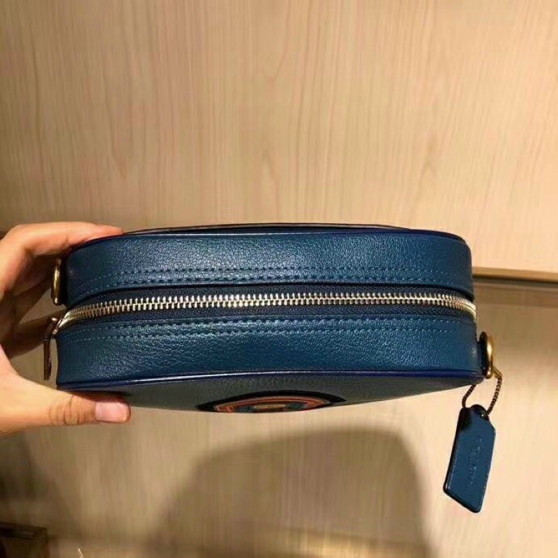 Túi COACH hộp đeo chéo logo thêu