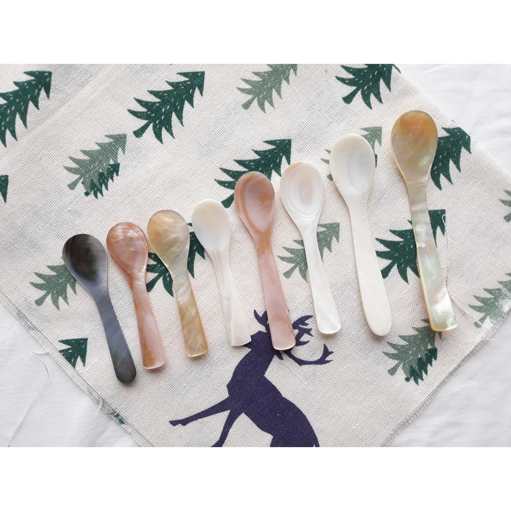 Thìa trai nhỏ ăn sữa chua, ăn trứng cá hồi