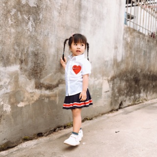 Áo sơ mi trắng thêu hình trái tim