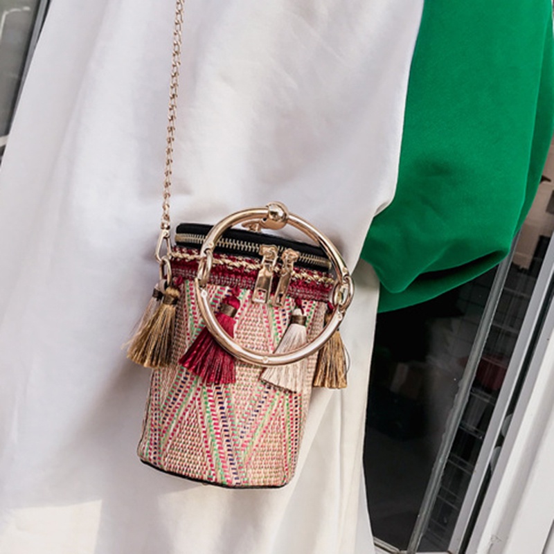 Túi Đeo Vai Đan Rơm Hình Trụ Phối Dây Xích Phong Cách Dân Tộc Độc Đáo