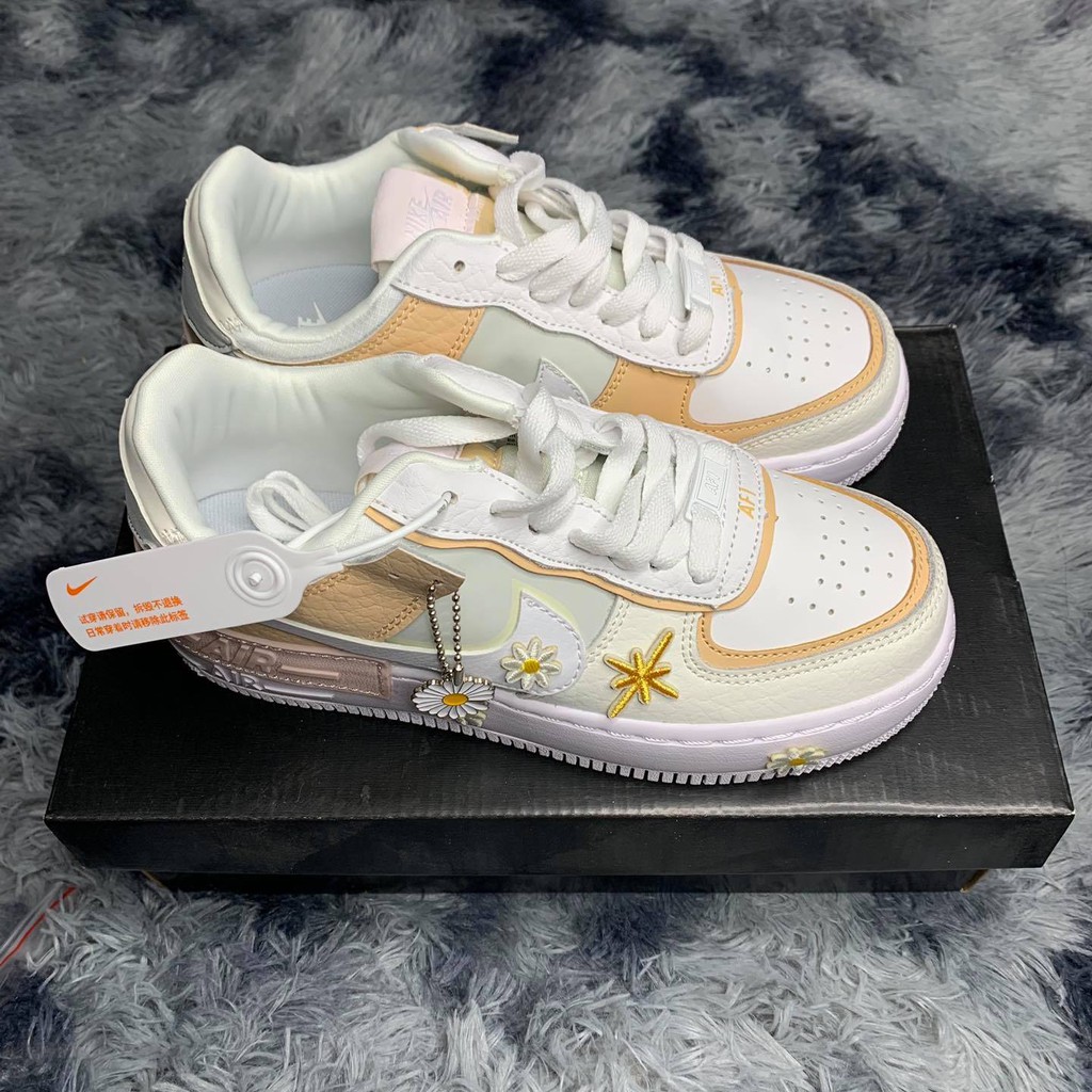 [KÈM HỘP] GIÀY sneaker hoa cúc kèm phụ kiện | BigBuy360 - bigbuy360.vn