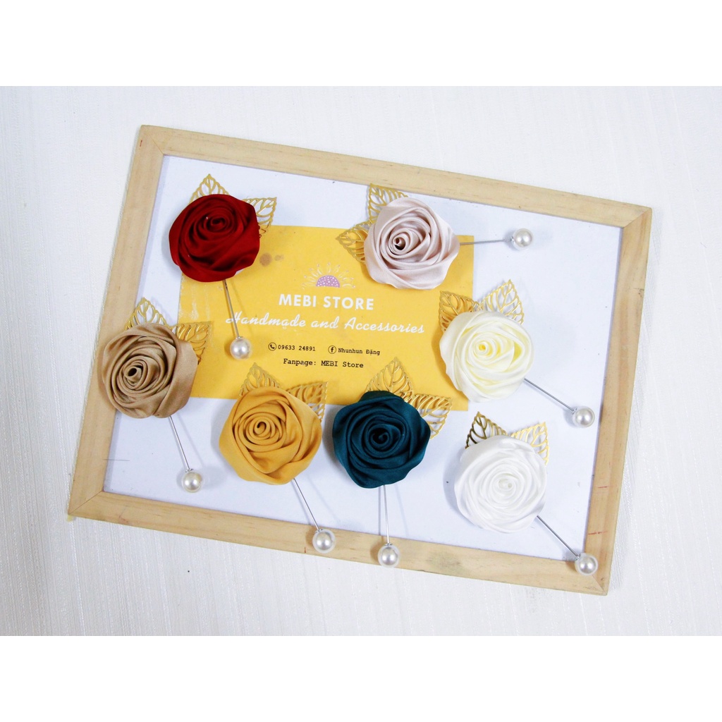 Hoa cài áo handmade hoa hồng cuộn mix 2 lá kim loại