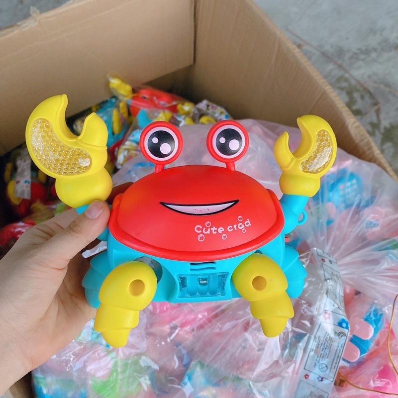 Đồ chơi con cua chạy ngang bằng pin có đèn phát sáng