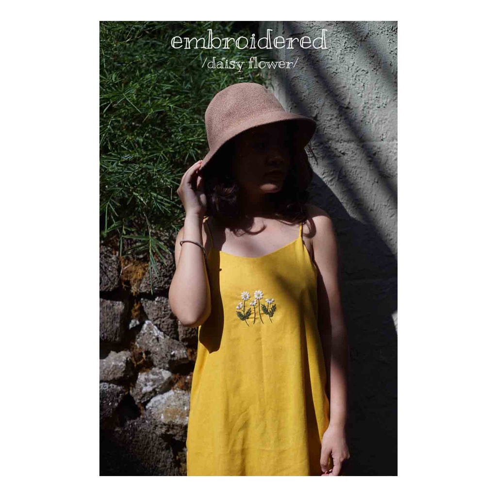 Đầm Linen Vàng Thêu Hoa Daisy