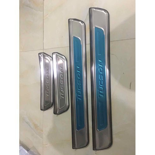 (TẶNG THÊM 2 cuộn băng keo 3M) Ốp bậc của Huyndai Tucson 2016- 2020 -Bộ 8 miếng inox trong ngoài