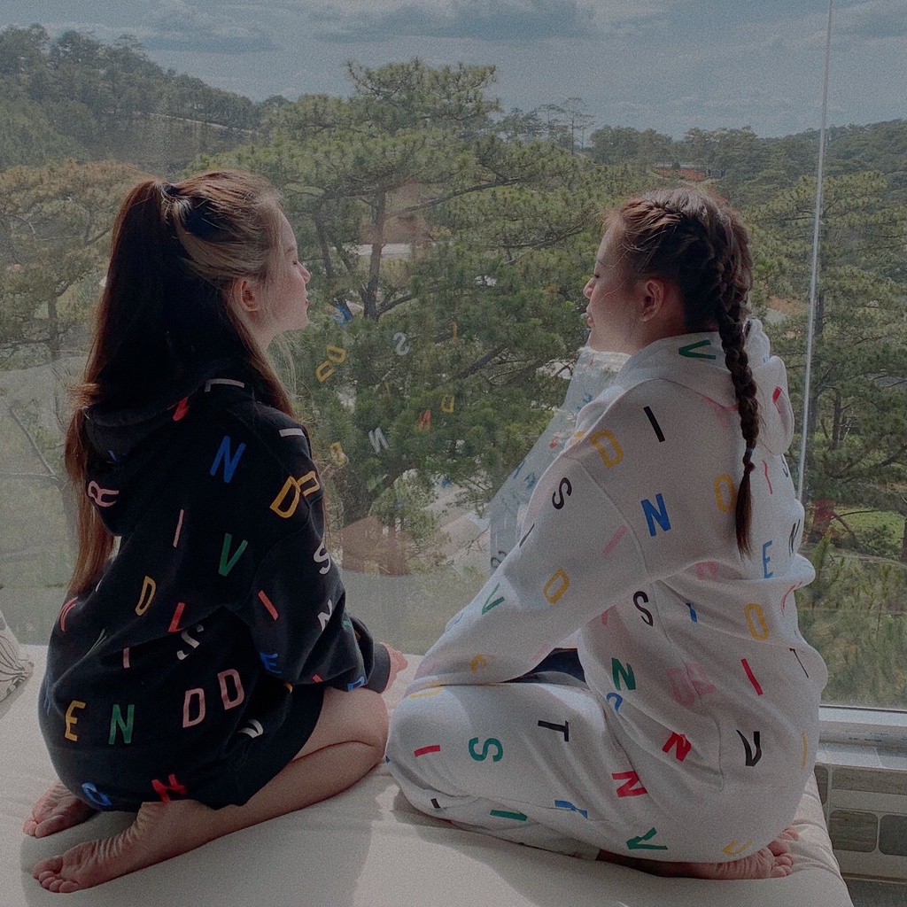 Áo hoodie chữ overprinted trắng | BigBuy360 - bigbuy360.vn