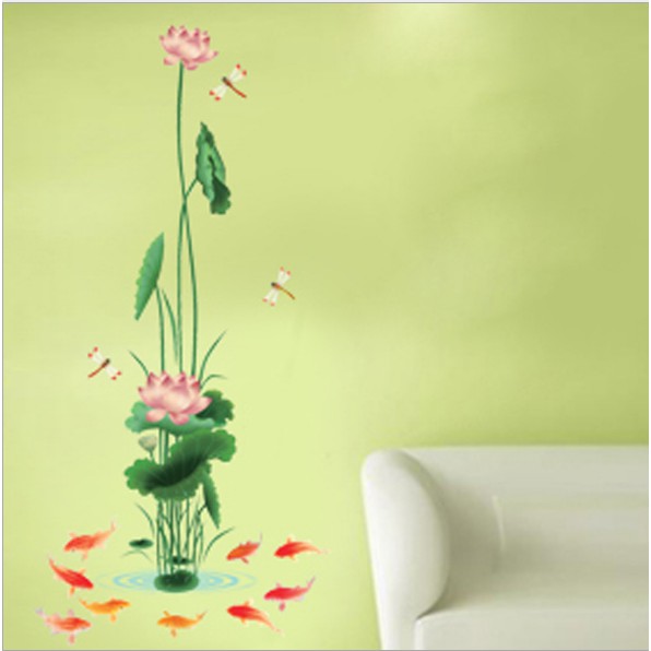 Decal trang trí tường Hoa Sen nhánh dà và đàn cá KOI bơi quanh hồ
