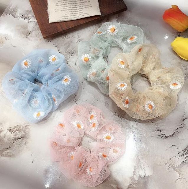 Cột tóc hoa cúc cực xinh, nữ tính - Scrunchies voan daisy sắc màu dễ thương - Vòng tay nữ đẹp độc lạ