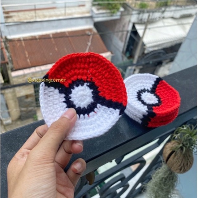 Đế lót ly bằng len thủ công handmade Pokemon Ball thấm hút nước | Xiaoxingcorner