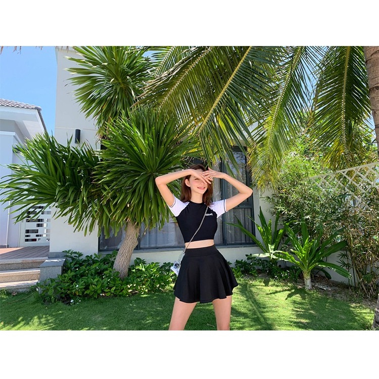 - Chuẩn vải bơi set bikini hai mảnh áo cộc tay + chân váy kín đáo màu đen - trắng