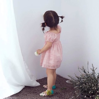 Váy hồng bé gái