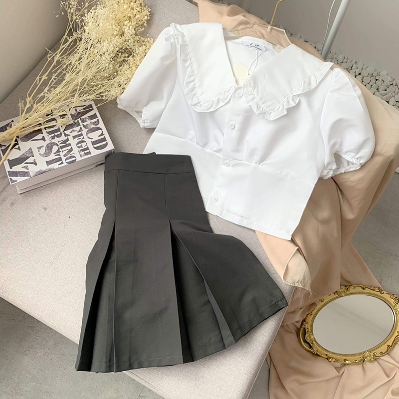 Set áo sơ mi croptop và chân váy xếp ly bản to