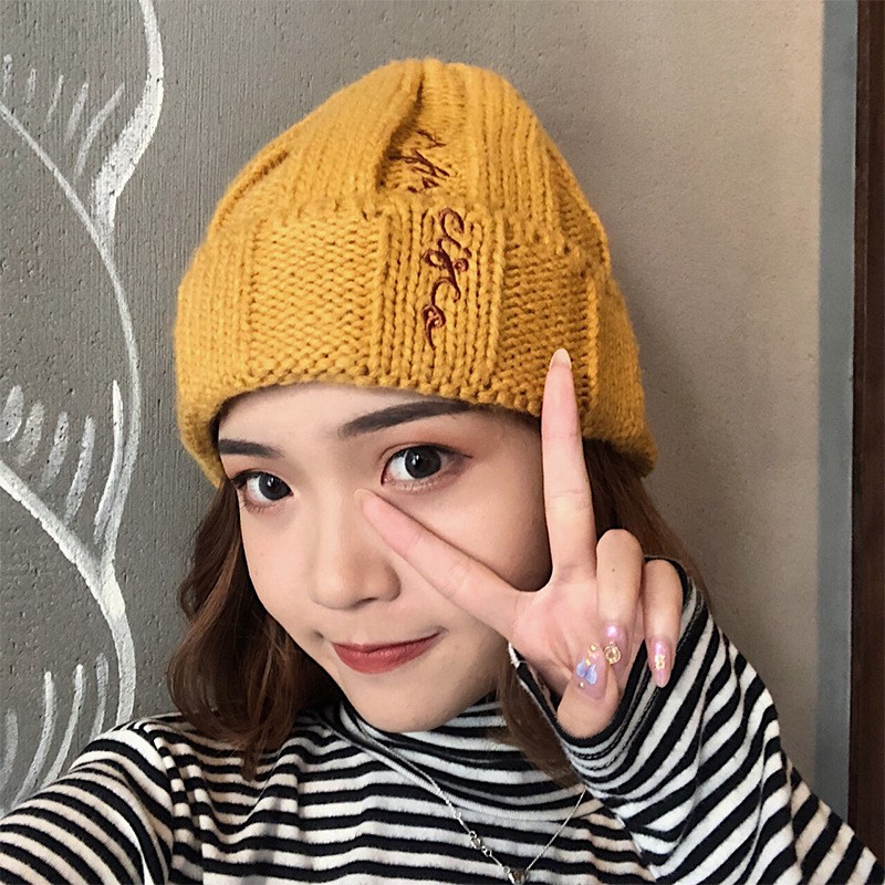 Mũ len vặn thừng thêu chữ