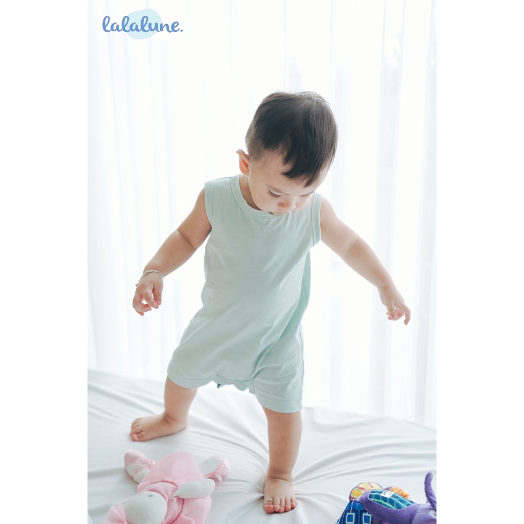 Bộ bodysuit trơn màu xanh và kem lalalune dành cho bé