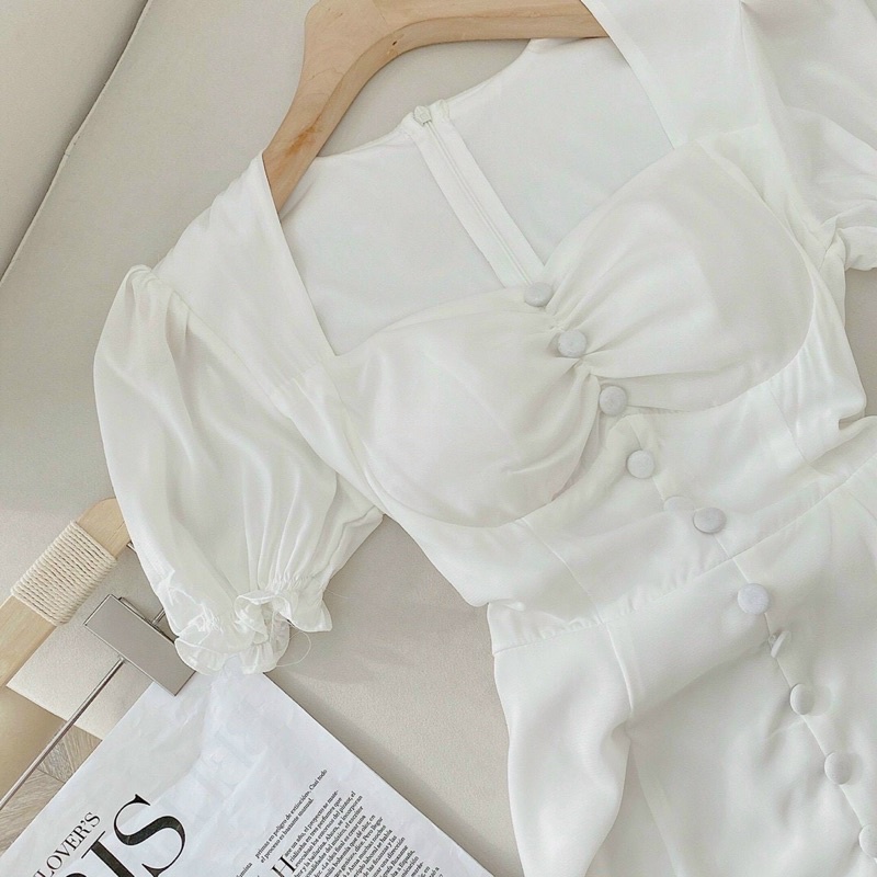 Đầm trắng nút bọc