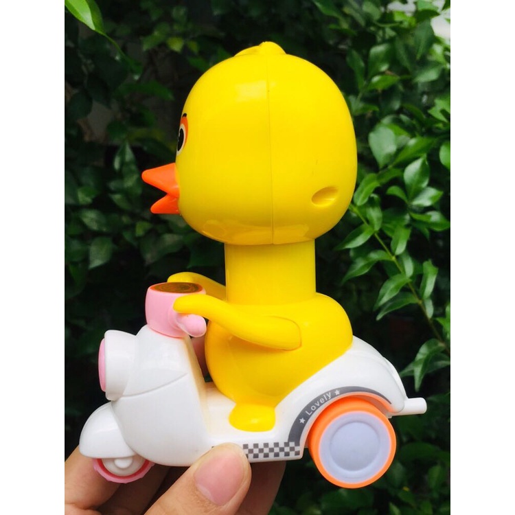 Đồ chơi dây cót con vịt đồ chơi cho bé vịt đi xe Vespa nhấn đầu là chạy