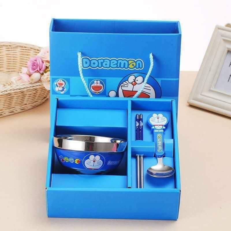 BỘ BÁT ĐŨA THÌA INOX TẬP ĂN CHO BÉ HÌNH DOREMON, KITTY CÓ HỘP CỨNG ĐẸP