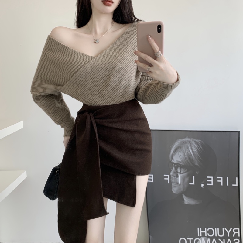 áo len cổ chữ V dài tay + chân váy lưng cao thời trang nữ