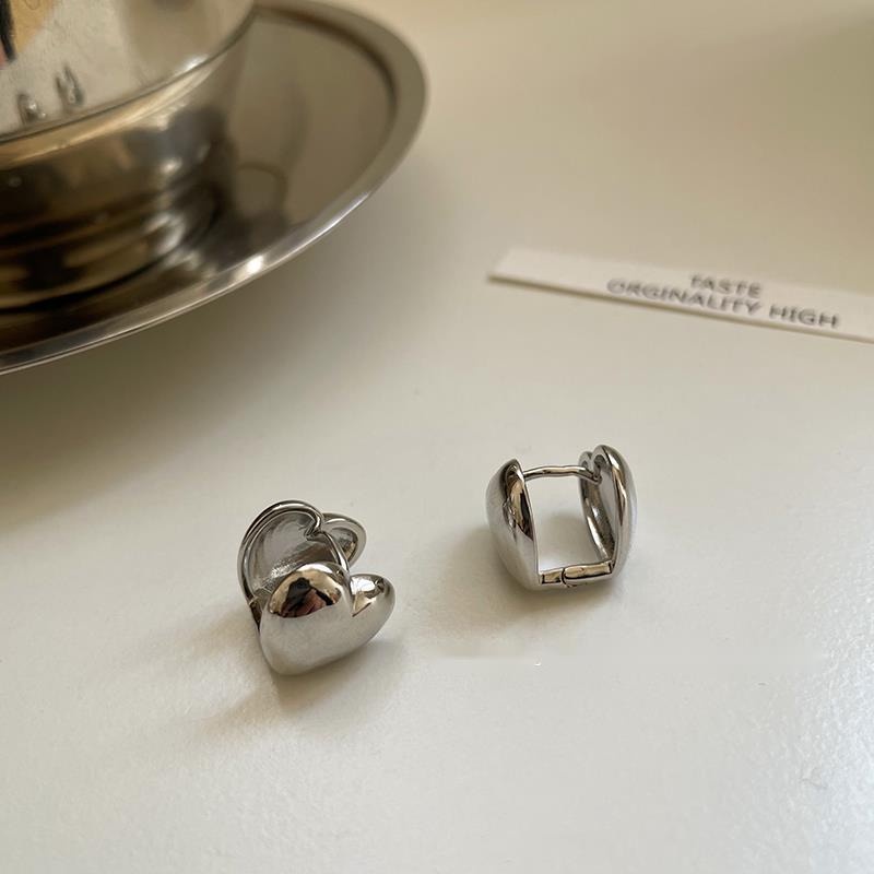 Khuyên Tai Hình Trái Tim Phong Cách Harajuku Mới Chất Lượng Cao Dễ Phối Đồ