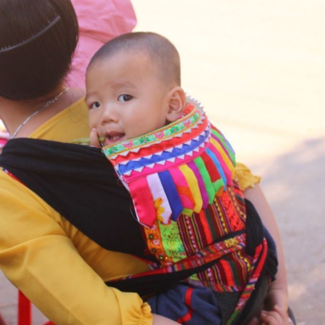 Địu trẻ em dân tộc Thái Tây Bắc