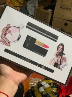 Sét son và nước hoa quà tặng