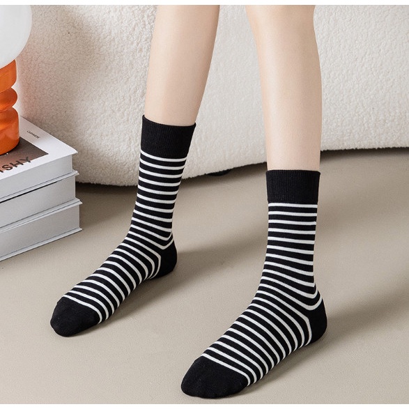 Vớ Tất chữ C màu kem cao cổ Nam Nữ phong cách thể thao, trẻ trung, năng động.