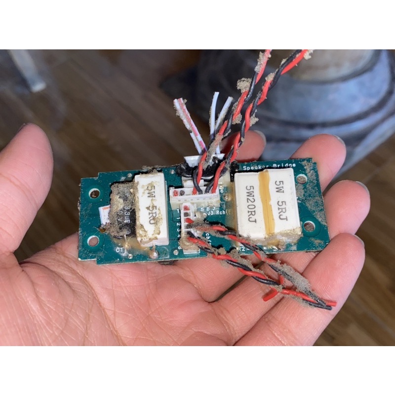 Phân tần 2 đường tiếng có 4 cổng ra 2 bass và 2 treble cho L và R