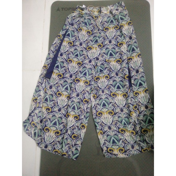 Quần si ống rộng xẻ hai bên như váy mã 19.