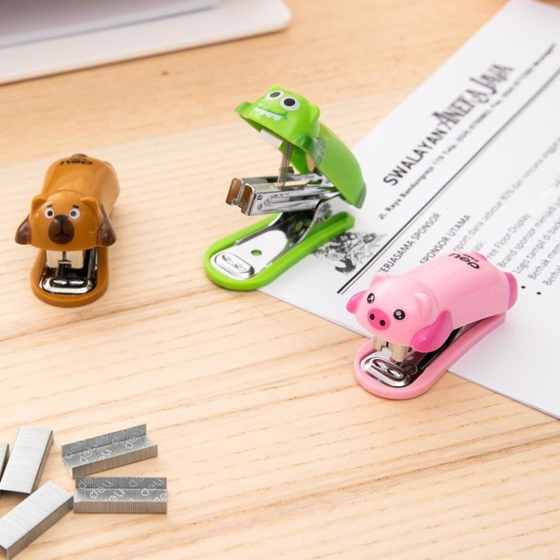 Dập ghim mini 12 trang + kèm 1000 ghim, gấu nâu, lợn hồng, cá sấu xanh - Deli 452