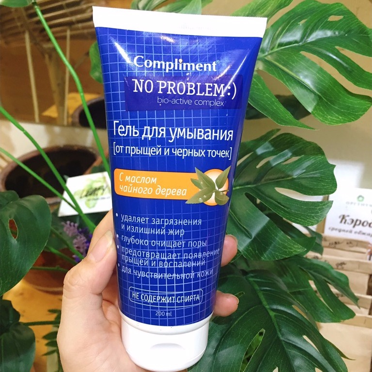 Sữa rửa mặt Compliment có công thức tự nhiên dịu nhẹ được làm giàu với các thành phần hoạt tính có giá trị
