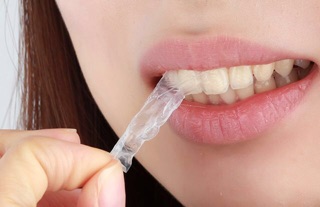 Set dán trắng răng Crest 3D Whitestrips dòng Glamorous White 