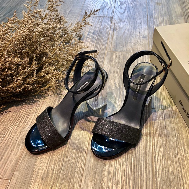 Sandal đen đính đá