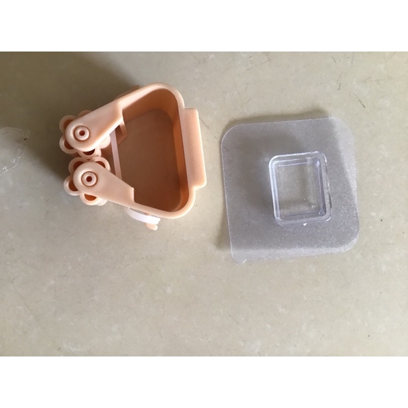 Kẹp chổi dán tường chắc chắn tiện dụng