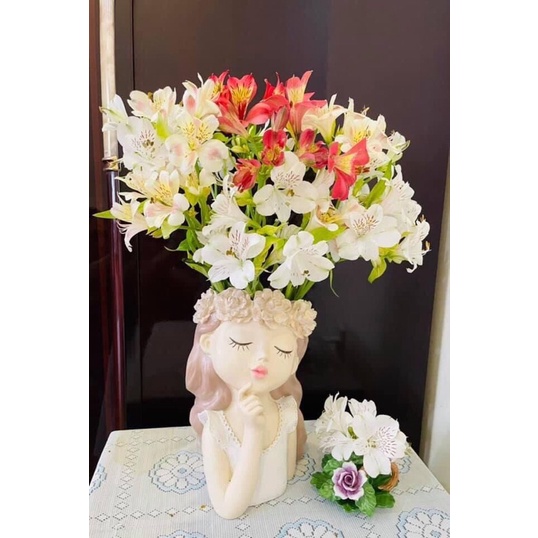 Bình hoa cô gái chống cằm phong cách Bắc Âu