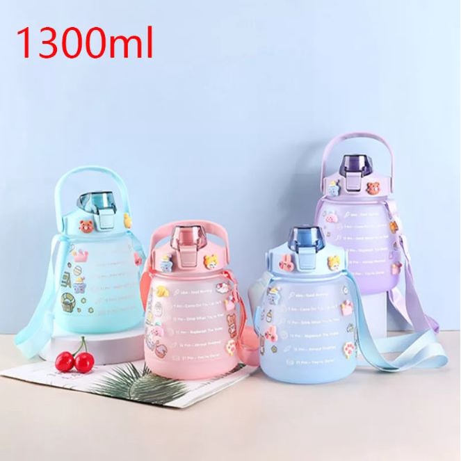 Bình đựng nước béo 1300ml dễ thương chia vạch báo giờ nhắc uống nước tặng dây đeo chéo có ống hút tiện lợi cao cấp